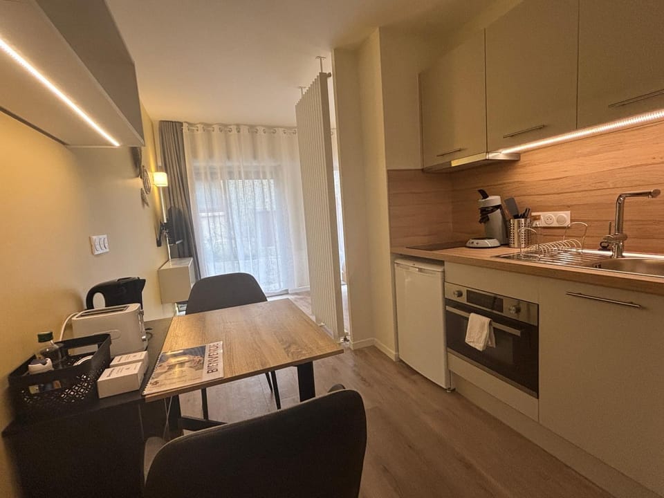 Coffee/tea facilities, Kitchen or kitchenette, Living room, Seating area, Dining area, oven, stove, toaster