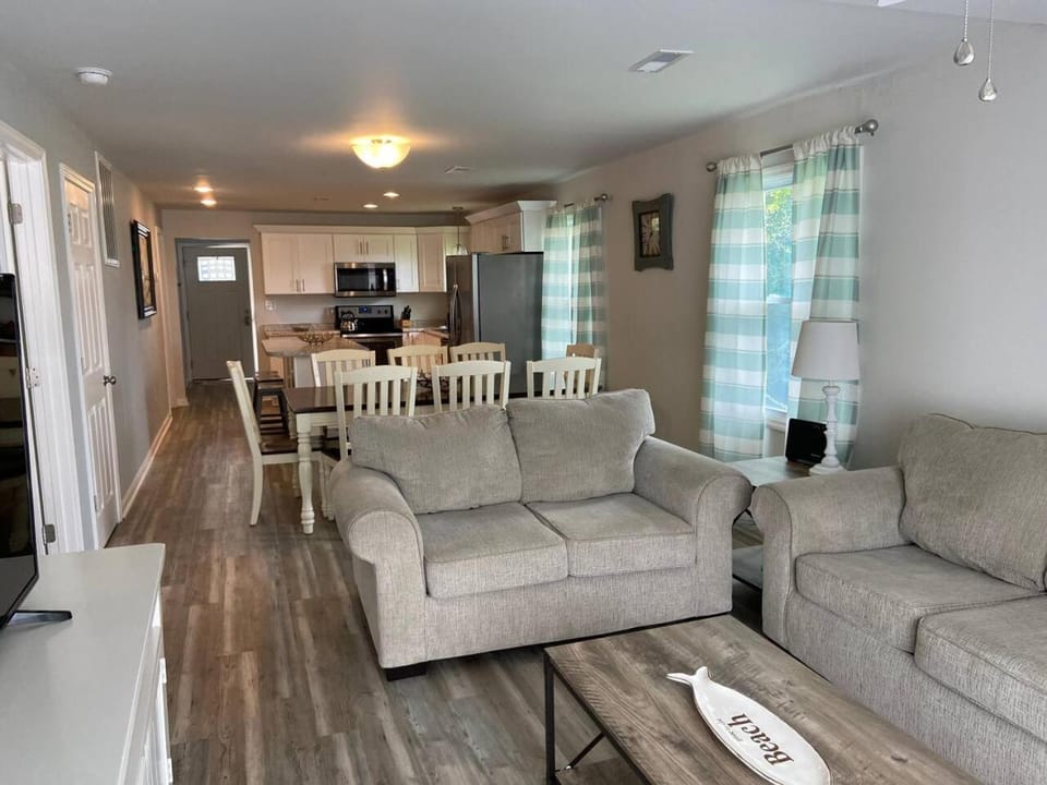 Surfside Beach/ Capt. Jacks ~50 FT From Beach 3br/3ba House in Surfside Beach