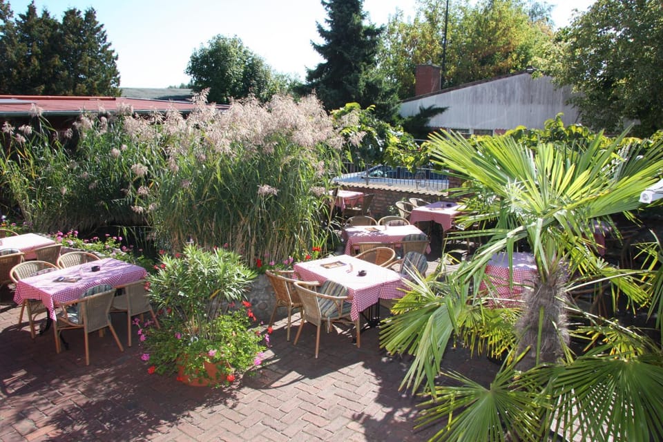 Restaurant/places to eat, Balcony/Terrace, Garden view, Breakfast