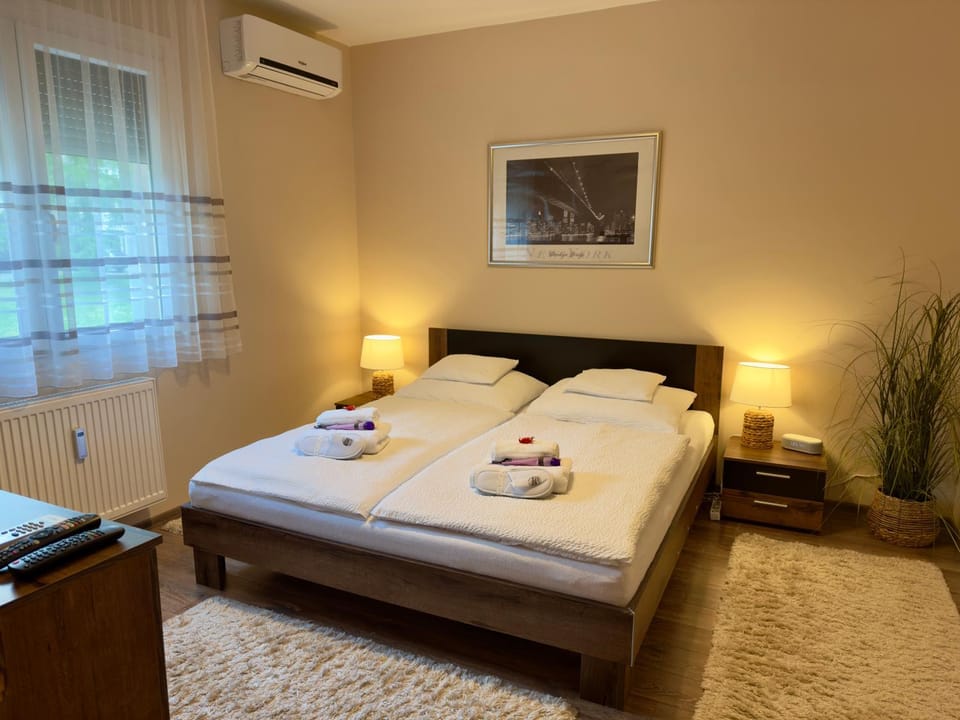 Bed, Photo of the whole room, Bedroom, air conditioner