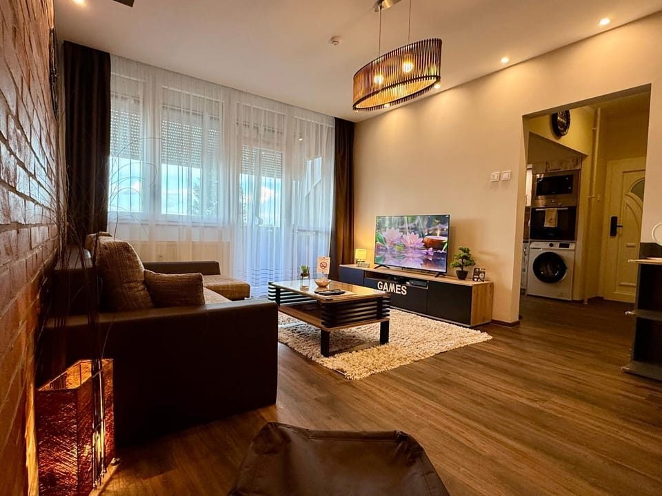 Communal lounge/ TV room, TV and multimedia, Living room, Evening entertainment