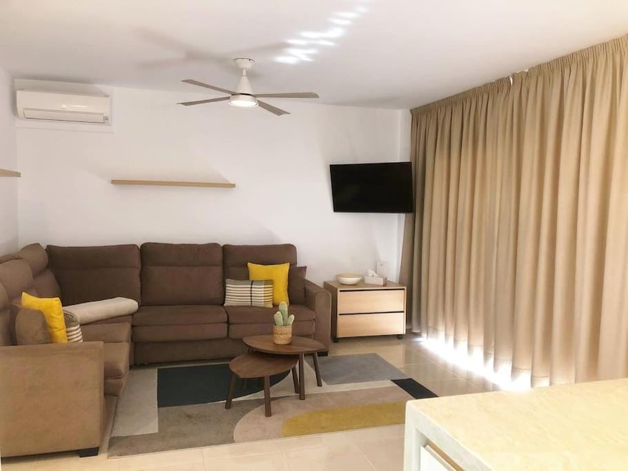Communal lounge/ TV room, TV and multimedia, Living room, air conditioner