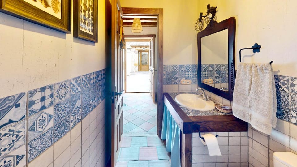 Bathroom, towels