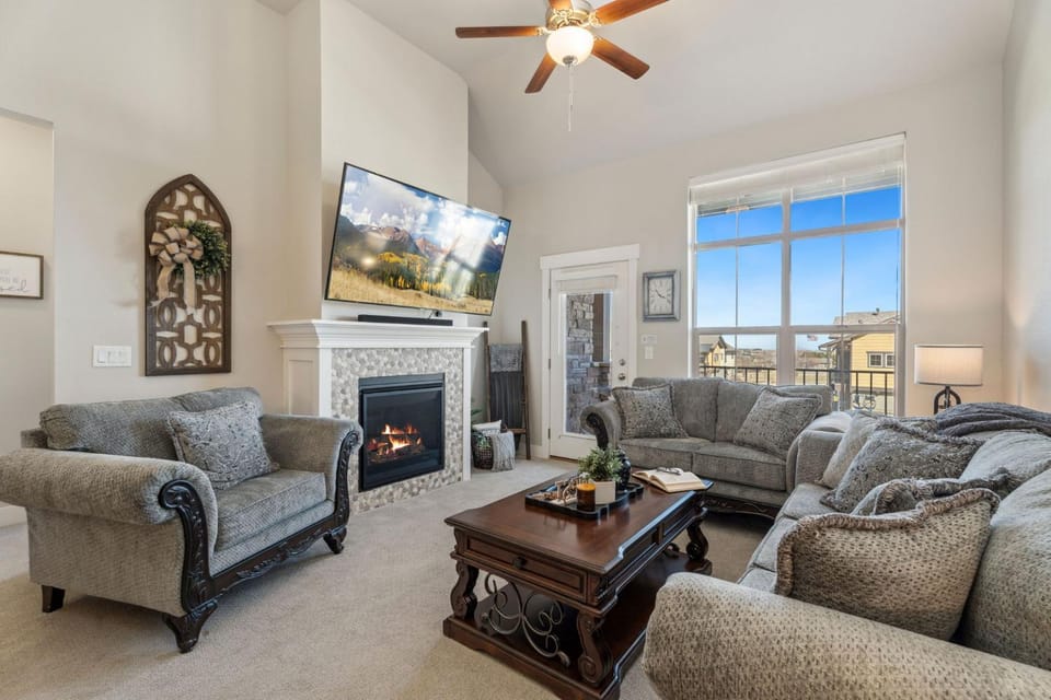 Serene Retreat with Hot Tub, Sauna, Pool & Gym Apartment in Loveland