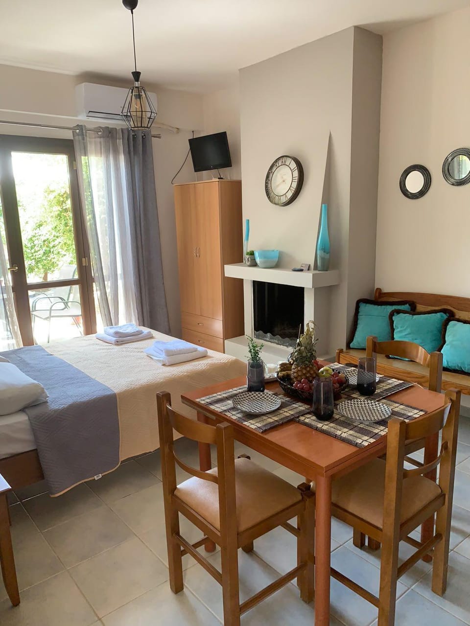 TV and multimedia, Dining area, Bedroom, wardrobe