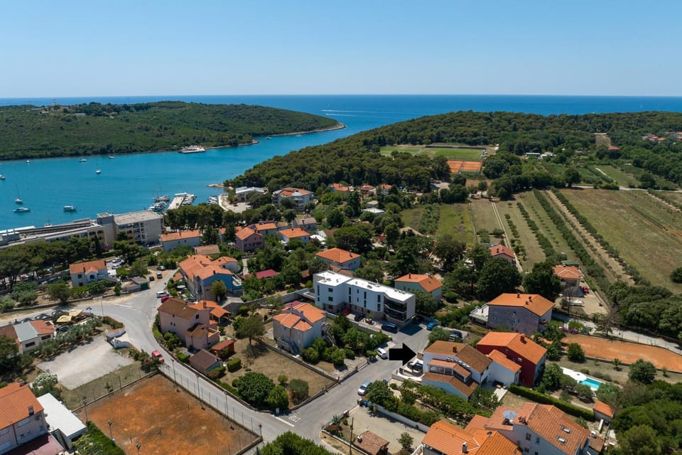 Property building, Beach, Location