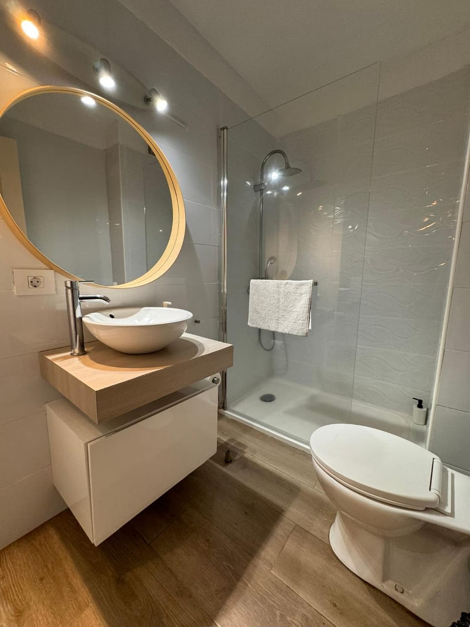 Shower, Toilet