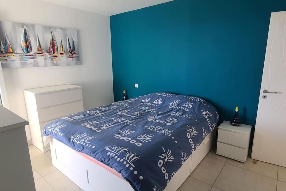 Bed, Photo of the whole room, wardrobe