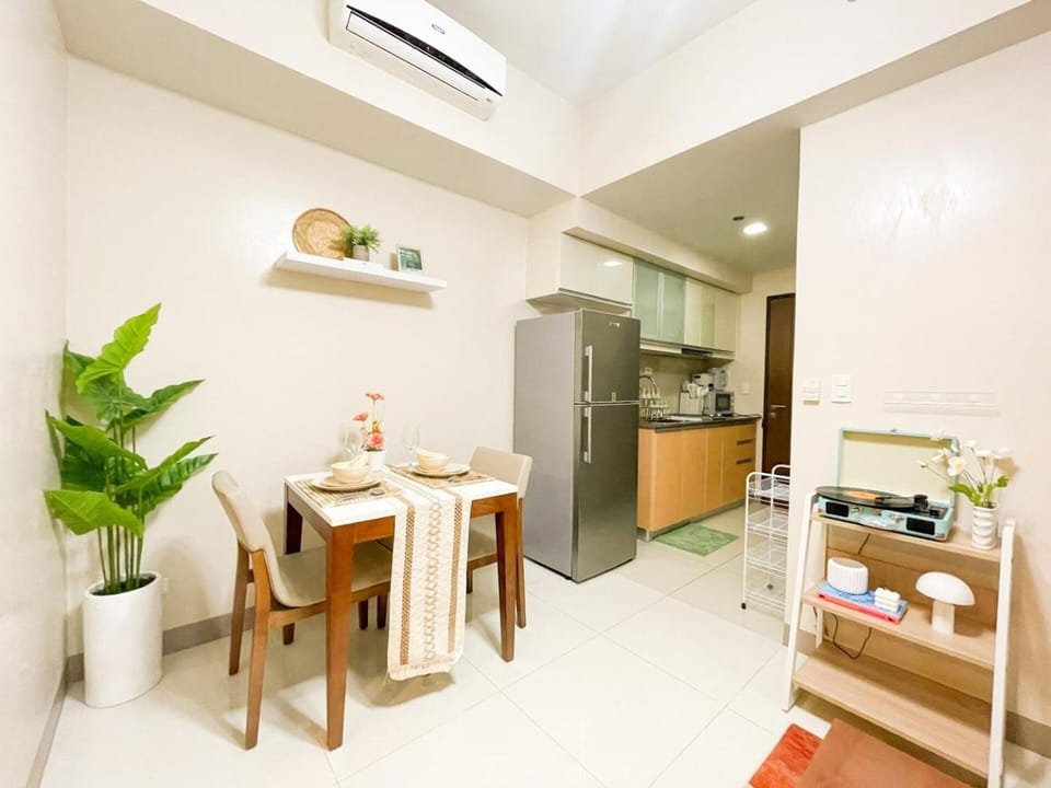 BGC's Best Condo Near Uptown Mall #oursw15o House in Makati