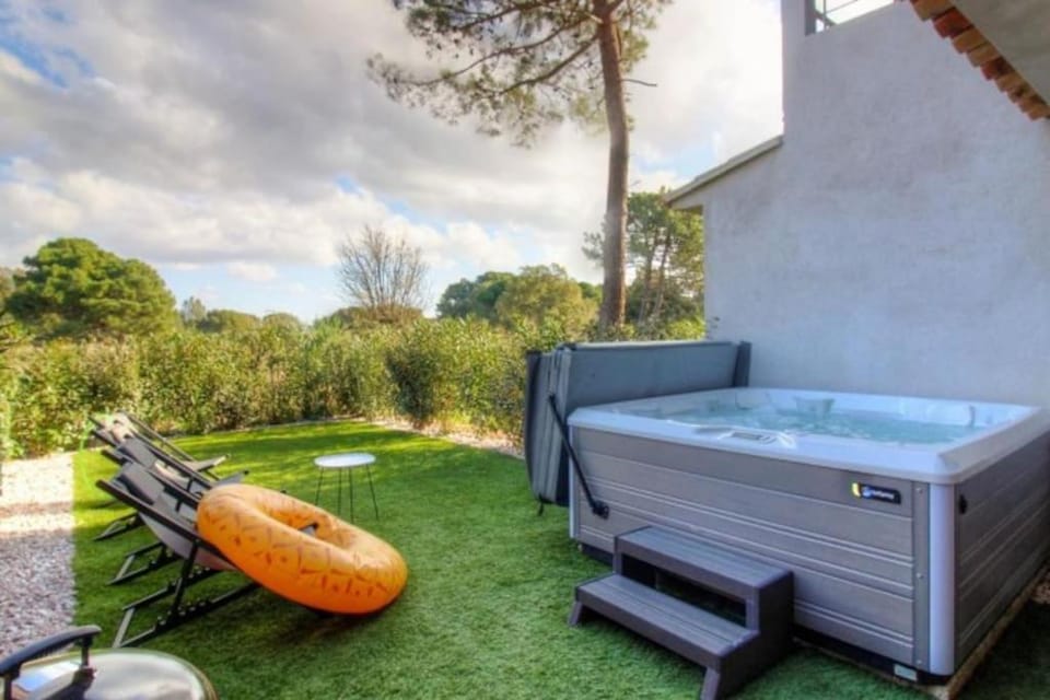 Hot Tub, Garden view, sunbed