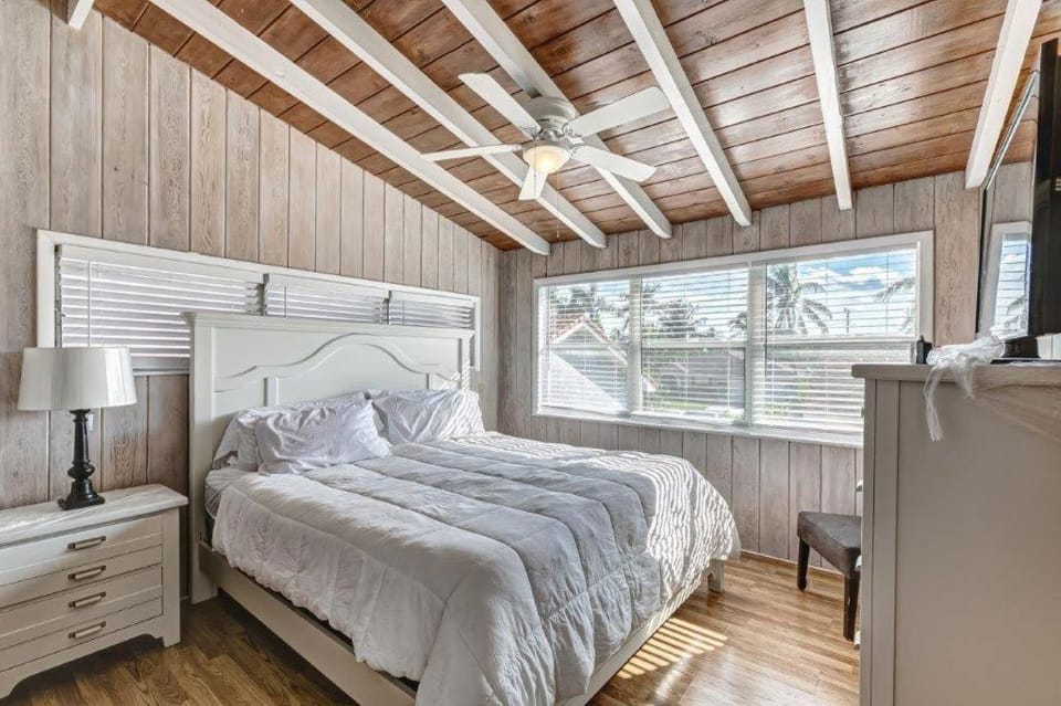 Beautifully Renovated 5 Bedroom with Guest House home House in Palm Beach
