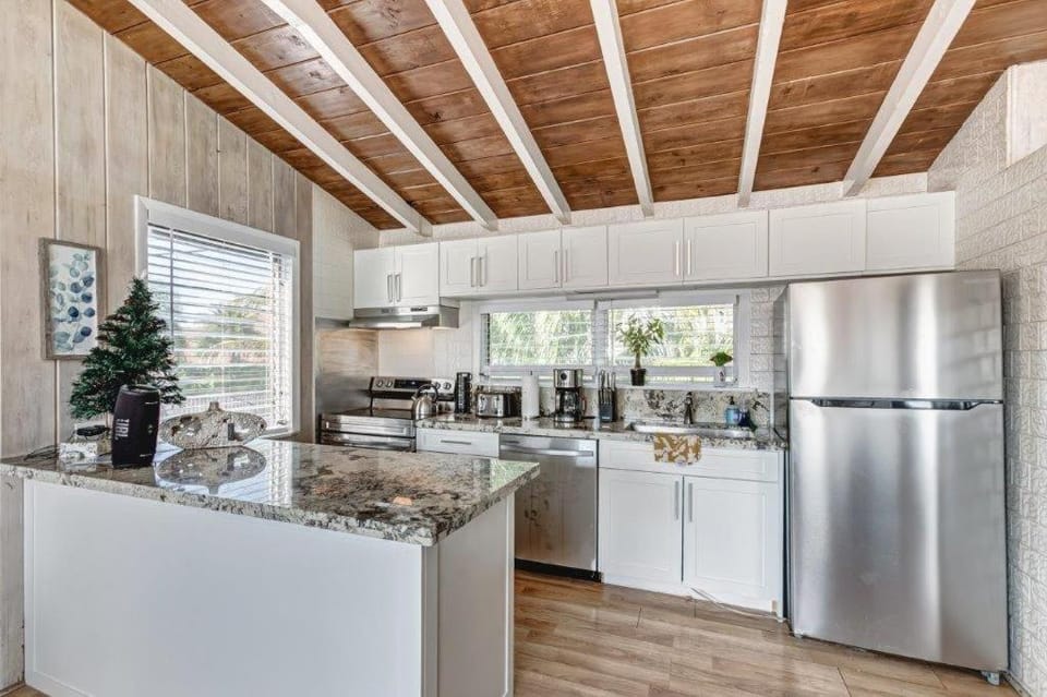 Beautifully Renovated 5 Bedroom with Guest House home House in Palm Beach