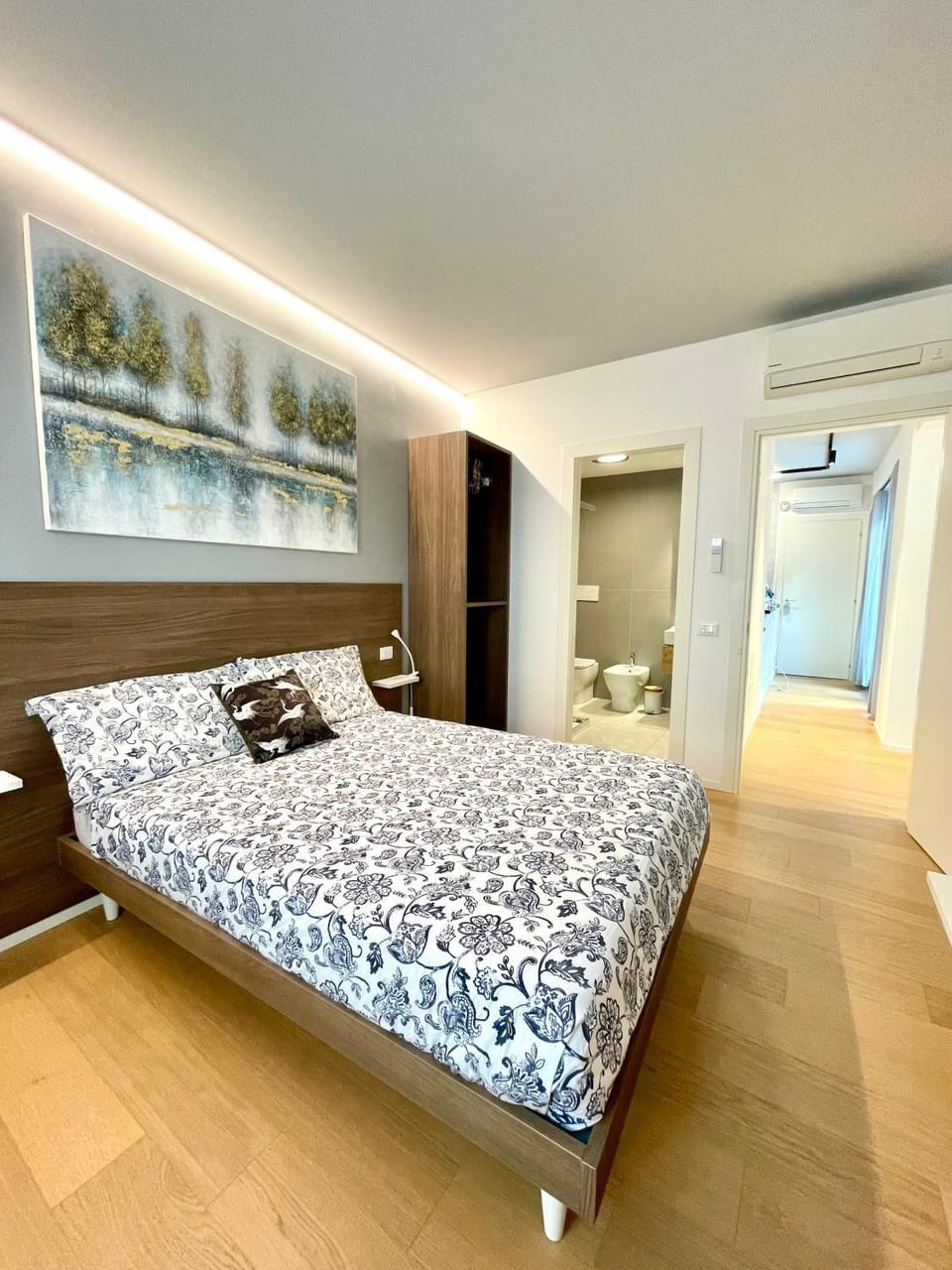 Bed, Photo of the whole room, Bedroom