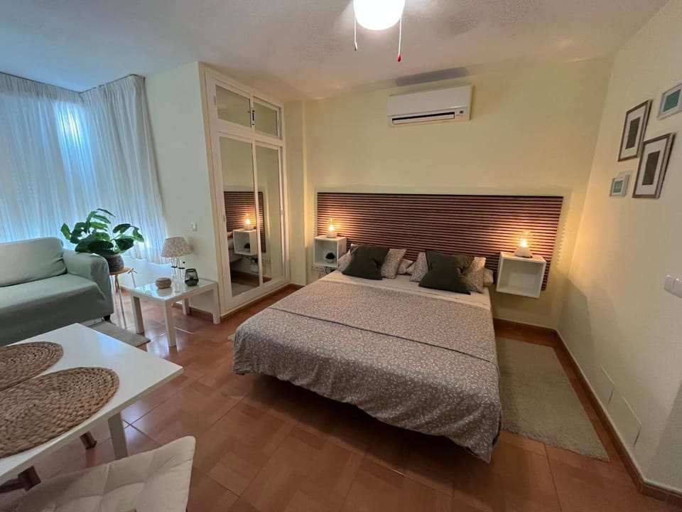 Bed, Photo of the whole room, Bedroom, air conditioner