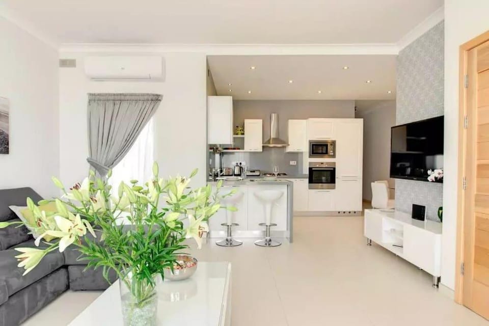 TV and multimedia, Coffee/tea facilities, Kitchen or kitchenette, Dining area, minibar, pet friendly, stove, toaster, air conditioner