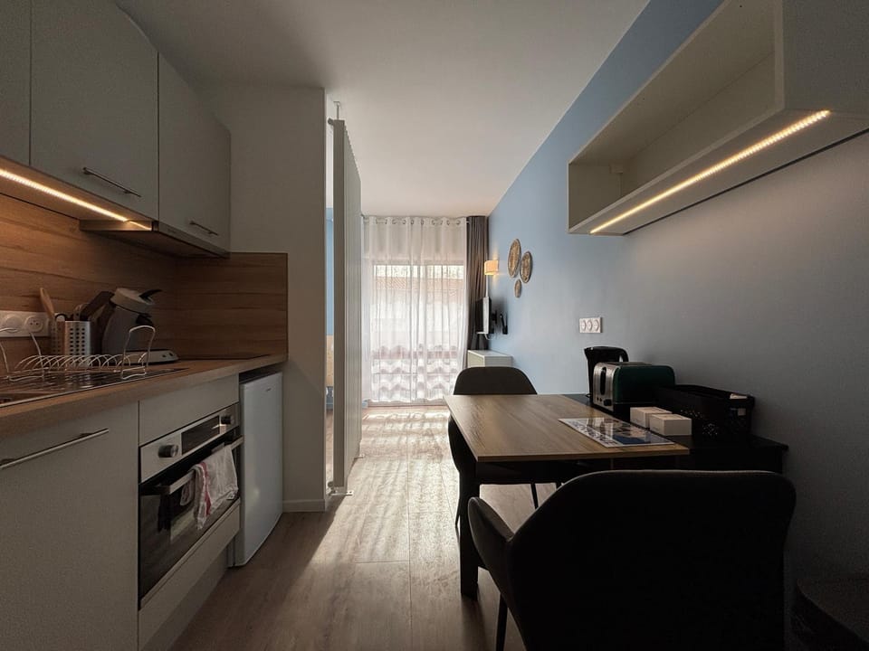 Coffee/tea facilities, Kitchen or kitchenette, Dining area, dishwasher, oven, stove, toaster