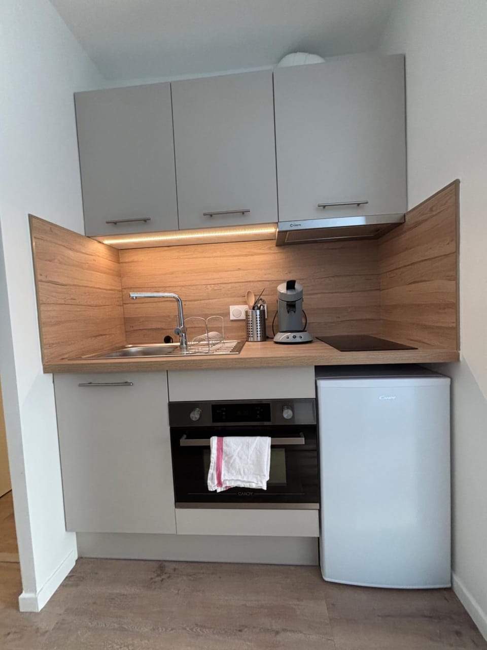 Kitchen or kitchenette, oven, stove