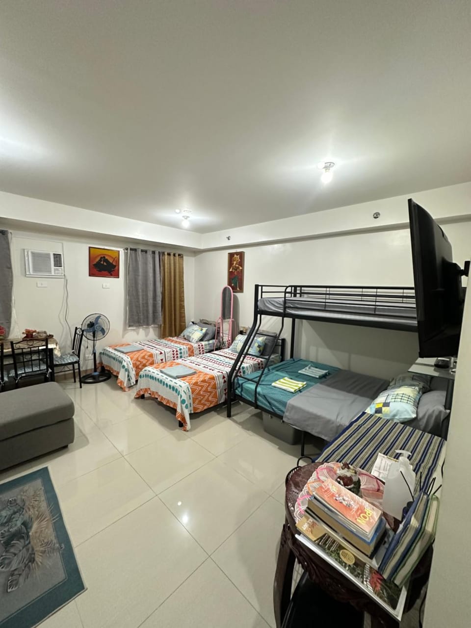 Communal lounge/ TV room, Bed, TV and multimedia, Living room, Photo of the whole room, Seating area, Evening entertainment, Bedroom