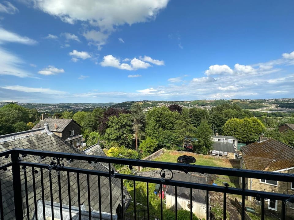 2 Bedroom Scenic Apartment, with Balcony View & Parking Apartment in Bradford