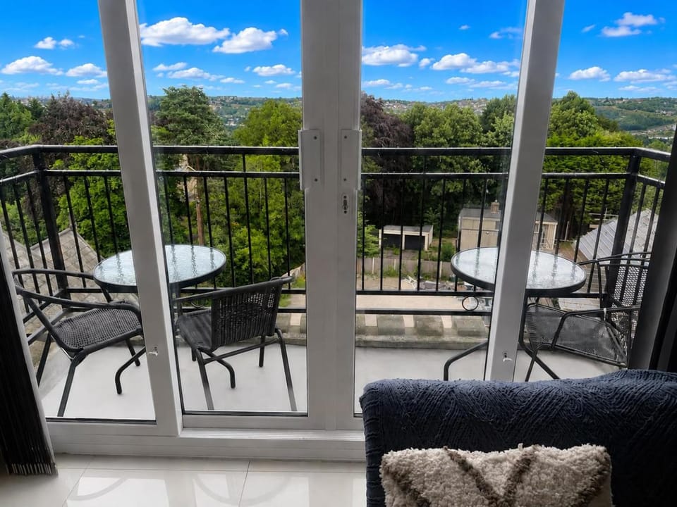 2 Bedroom Scenic Apartment, with Balcony View & Parking Apartment in Bradford