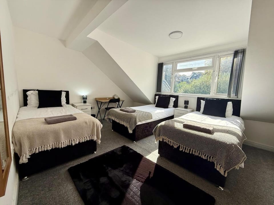 2 Bedroom Scenic Apartment, with Balcony View & Parking Apartment in Bradford