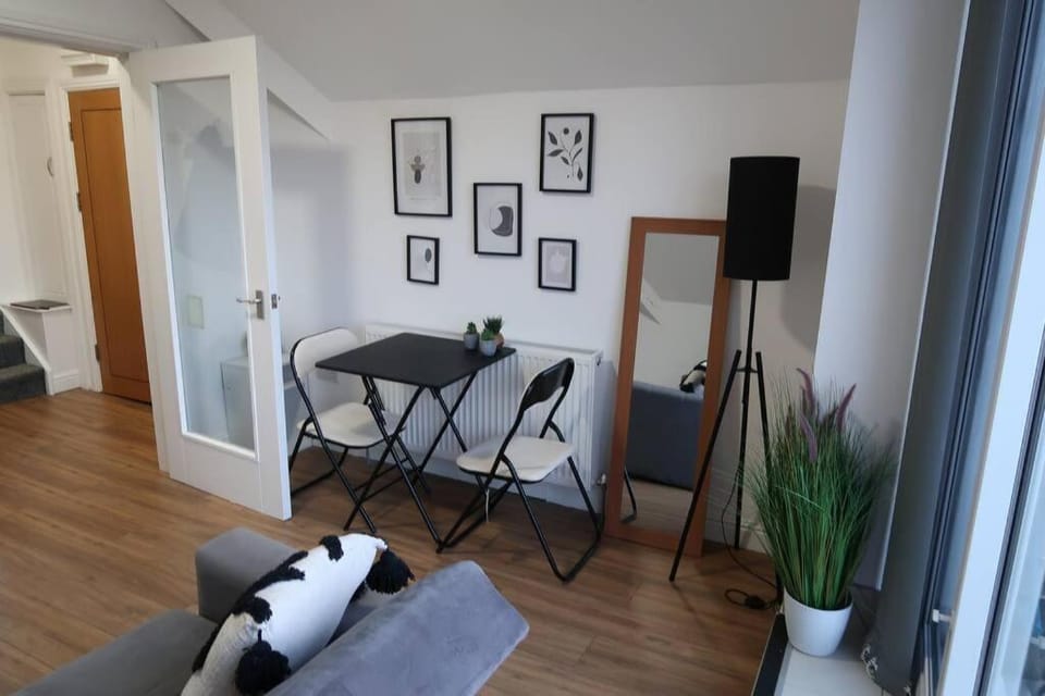 2 Bedroom Scenic Apartment, with Balcony View & Parking Apartment in Bradford