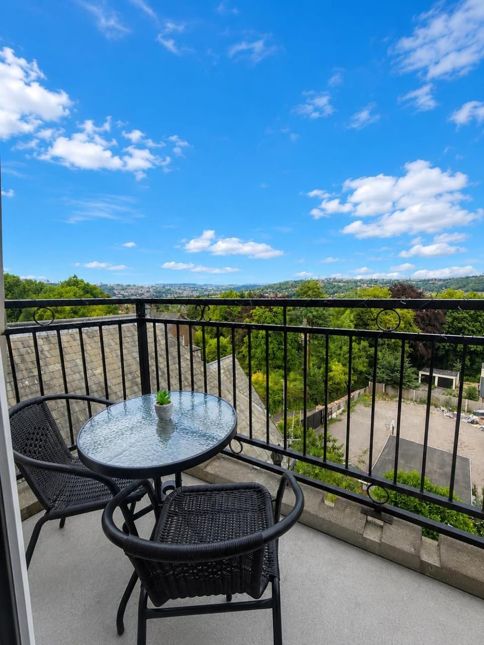 2 Bedroom Scenic Apartment, with Balcony View & Parking Apartment in Bradford