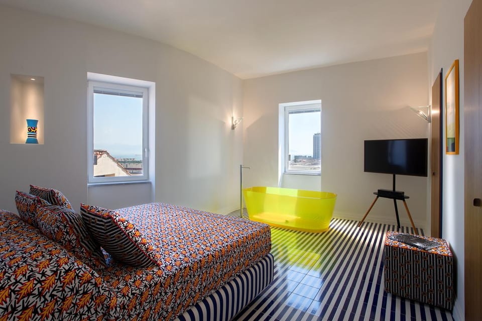 Bed, TV and multimedia, Photo of the whole room, Bedroom, City view, Sea view, Bath