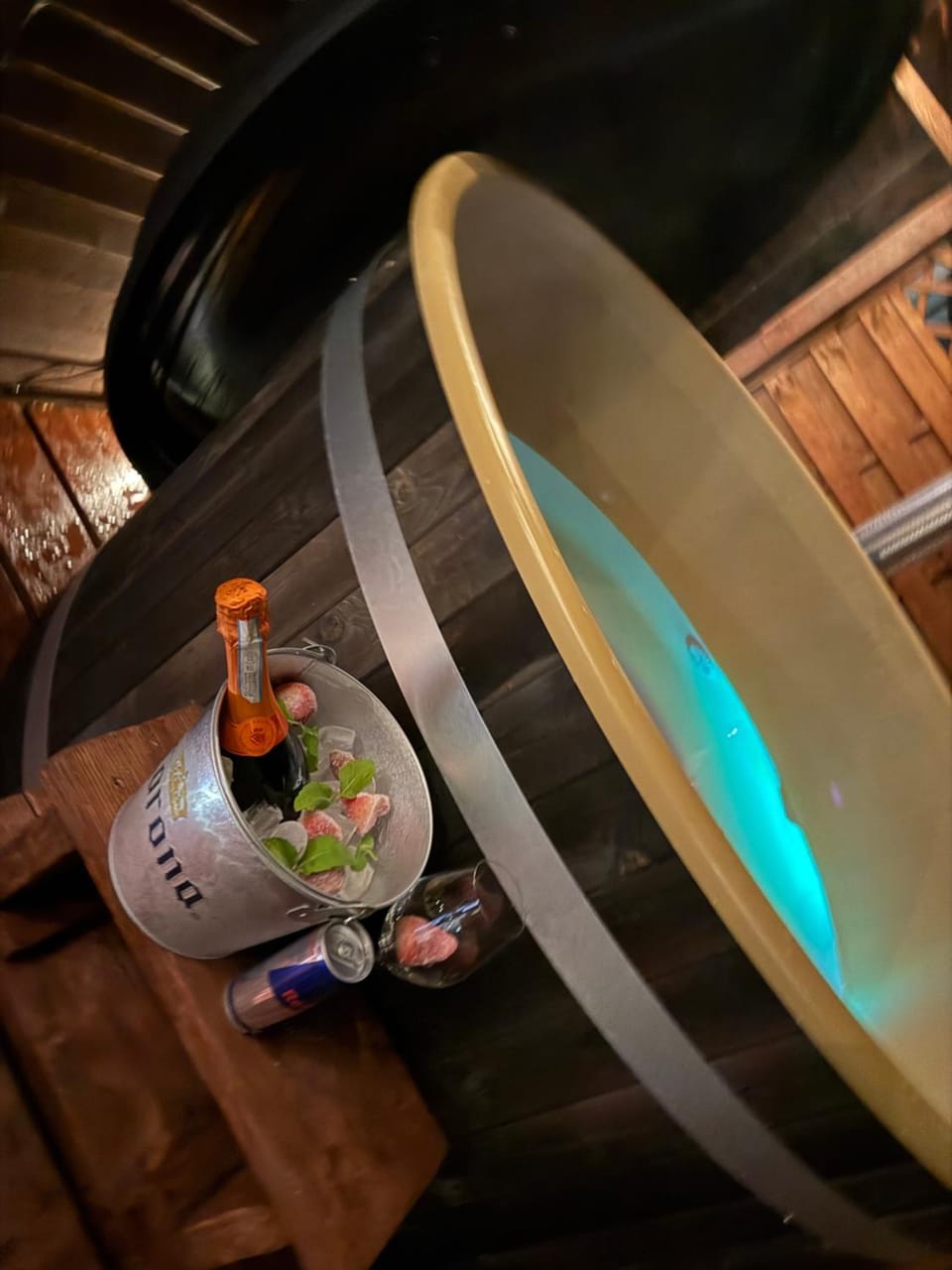 Hot Tub, Food and drinks