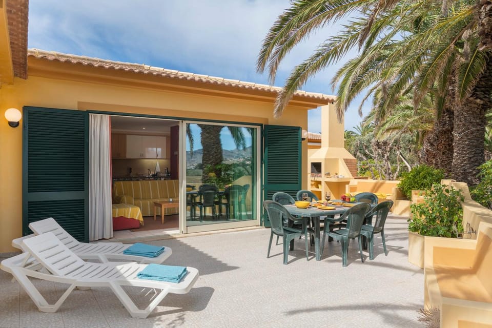Property building, Day, Balcony/Terrace, Dining area, sunbed