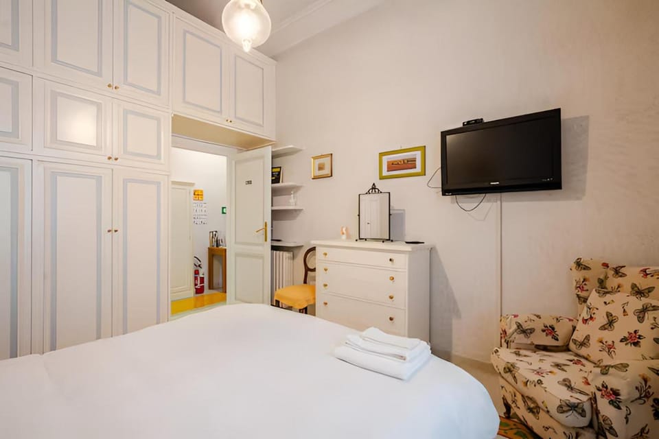 Bed, TV and multimedia, Photo of the whole room, Bedroom, wardrobe