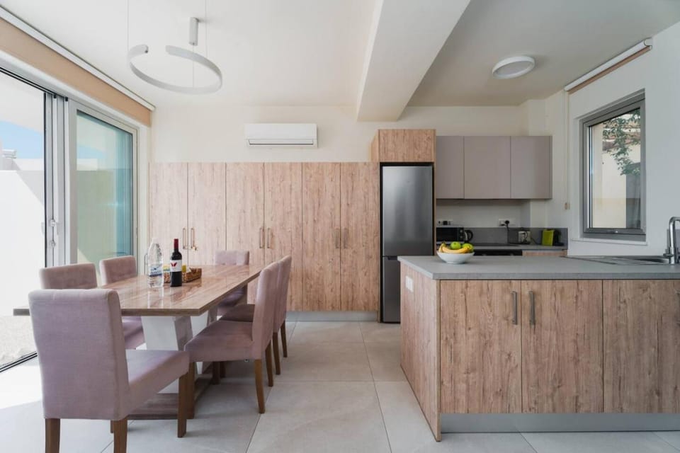 NEW 2Br Maisonette in Luxury Resort Pool Beach Apartment in Protaras
