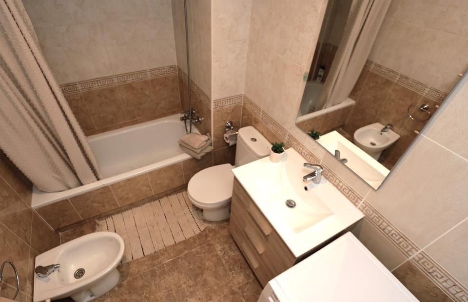 Shower, Toilet, Bathroom, Bath, bidet, towels