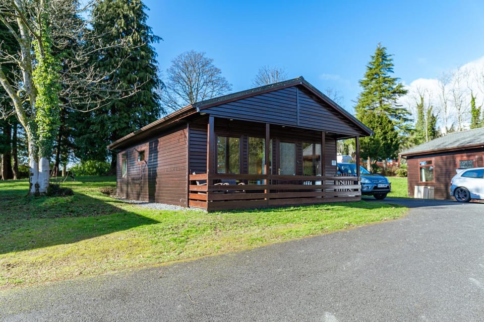Property building, Natural landscape, Parking