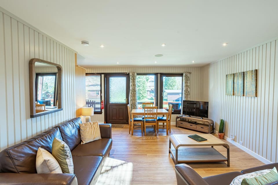 TV and multimedia, Living room, Seating area, Dining area