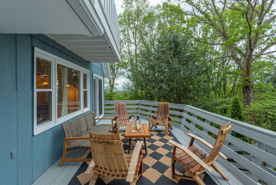 Game Room & Mini Golf Hot Tub Fire Pit House in Asheville