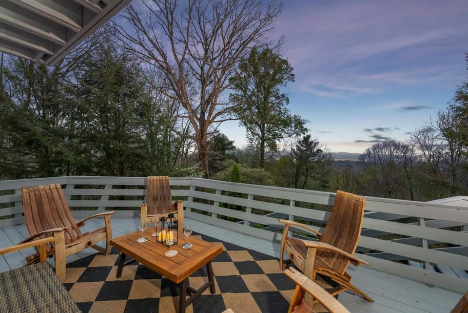 Game Room & Mini Golf Hot Tub Fire Pit House in Asheville