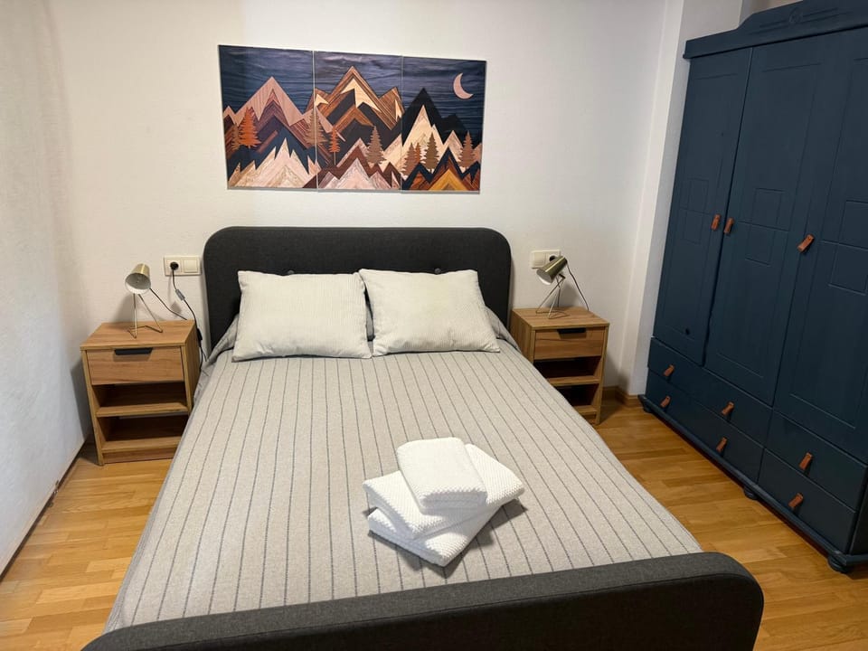 Bed, Photo of the whole room, Bedroom, towels