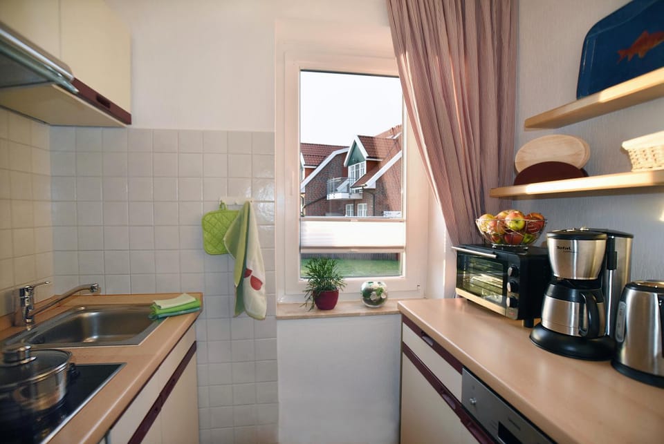 Coffee/tea facilities, Kitchen or kitchenette, stove