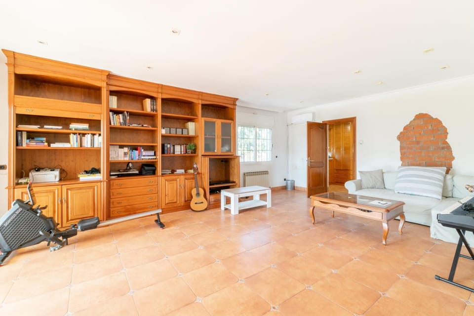 Large 4-Bed Villa 10 guests, mountain and beach, at 30' from Barcelona & 10' from F1 Circuit Villa in Maresme