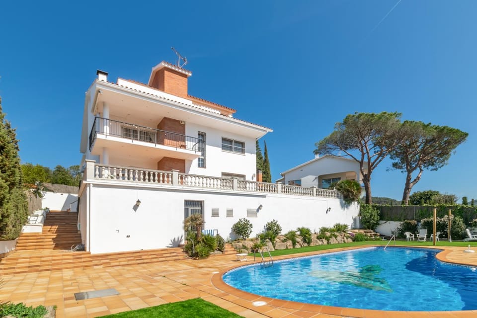 Large 4-Bed Villa 10 guests, mountain and beach, at 30' from Barcelona & 10' from F1 Circuit Villa in Maresme
