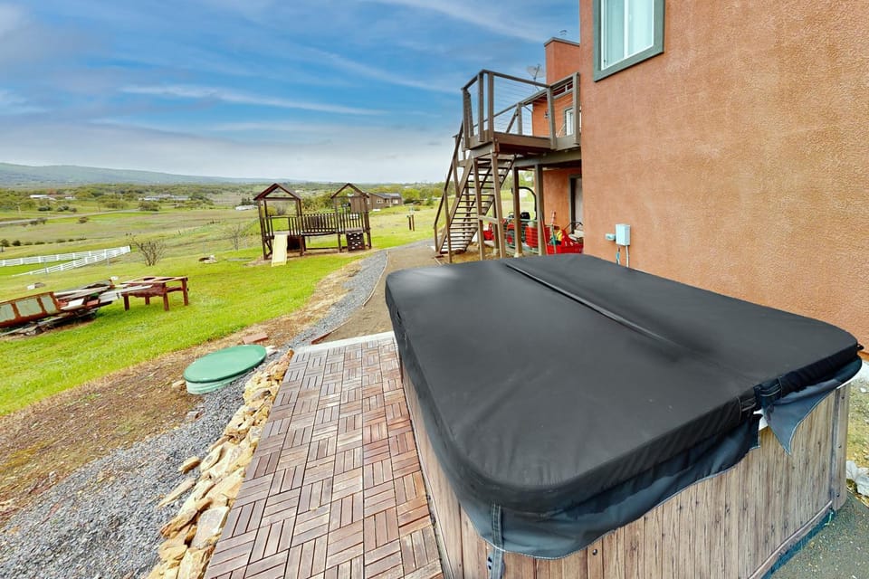 Hot Tub and Expansive Views Copperopolis Mtn Home House in Copperopolis