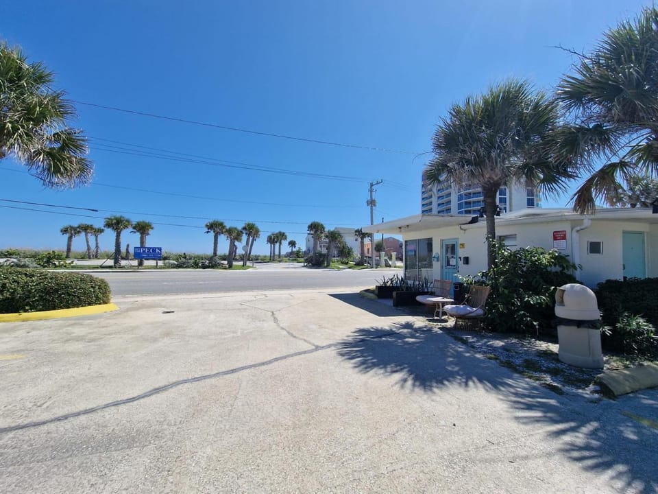 Property building, Landmark view, Landmark view, Street view, Location, Parking