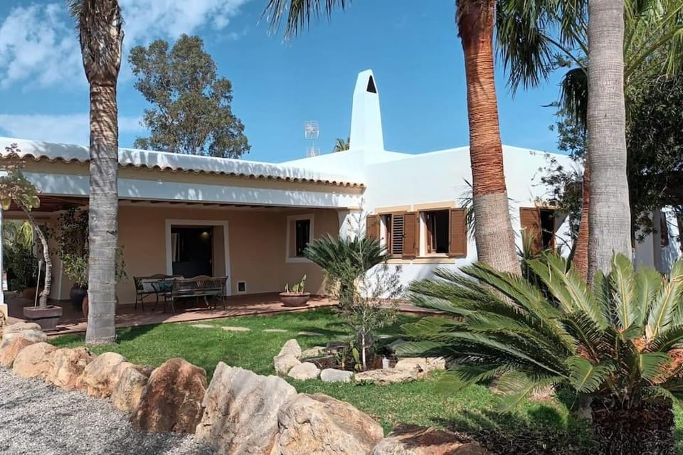 Casa Bet con piscina y jardín. House in Ibiza