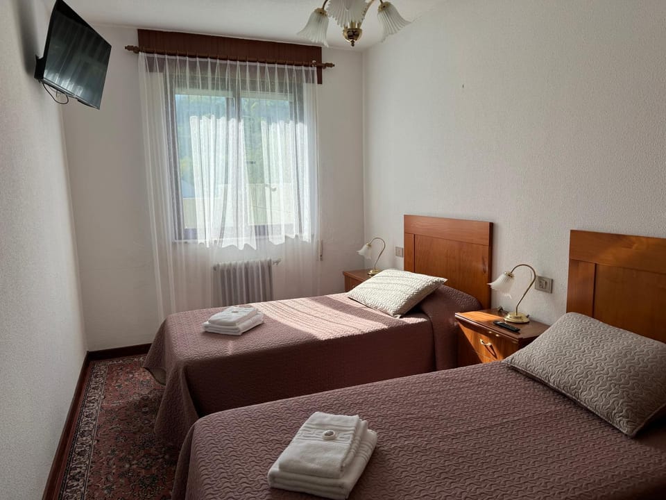 Bed, TV and multimedia, Photo of the whole room, Bedroom, towels