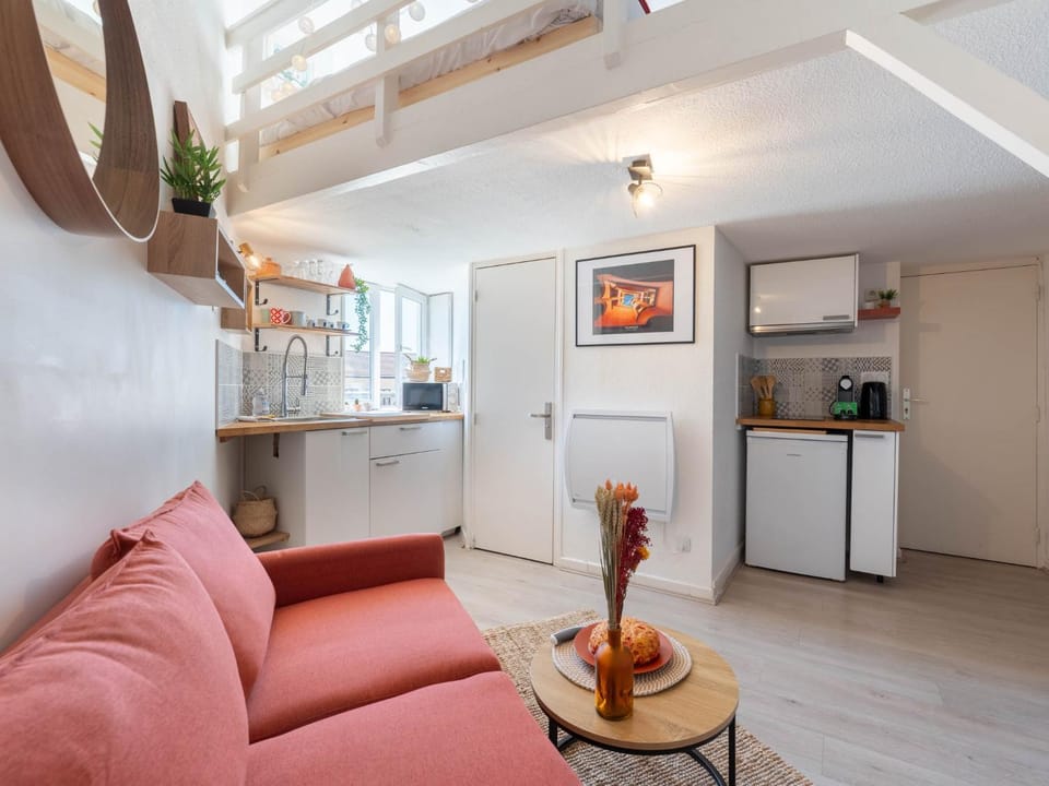 Coffee/tea facilities, Kitchen or kitchenette, Living room, Seating area, Dining area, stove