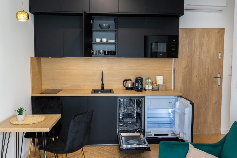 Coffee/tea facilities, Kitchen or kitchenette, Dining area, minibar