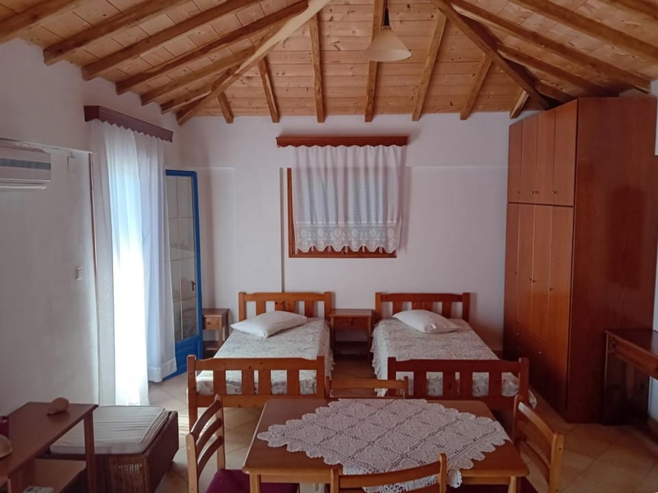 Bed, Living room, Photo of the whole room, Seating area, Dining area, Bedroom, air conditioner