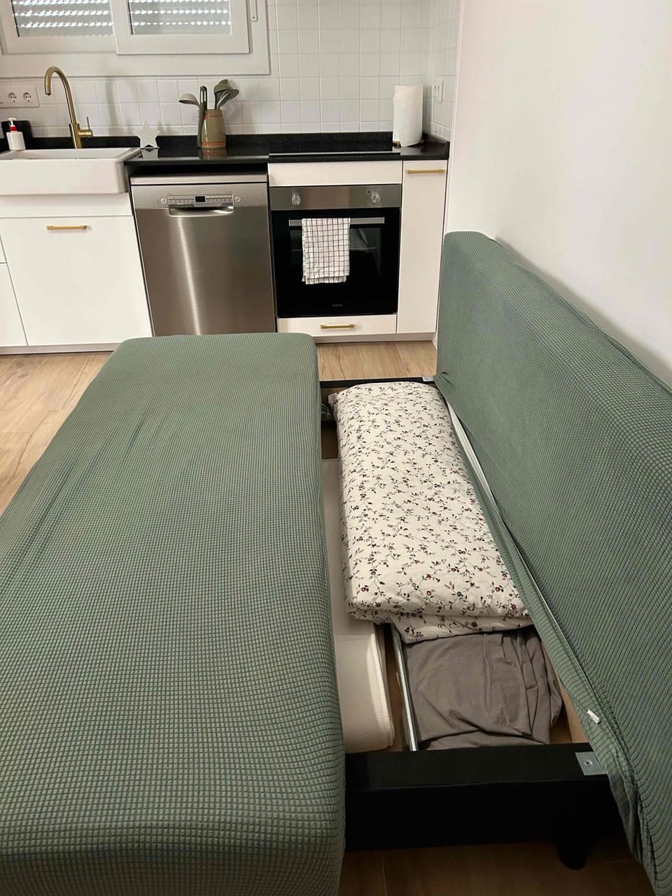 Kitchen or kitchenette, Seating area, pet friendly, stove