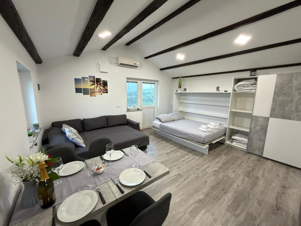 Bed, Living room, Photo of the whole room, Seating area, Dining area
